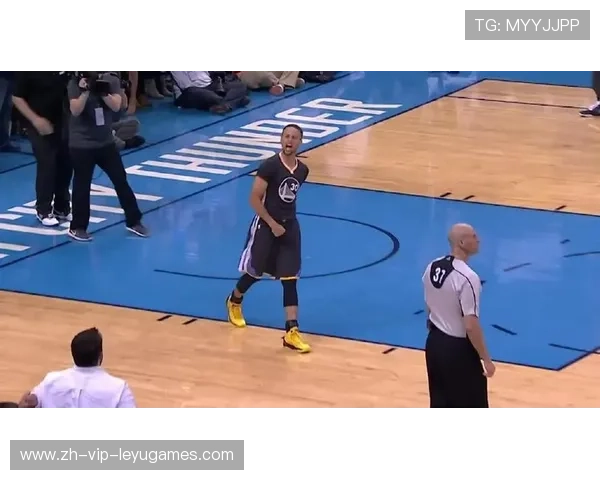 NBA库里单场命中10记三分，全场观众惊叹